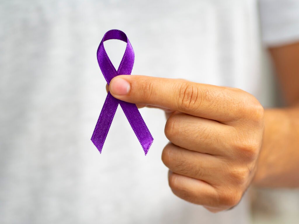 Despertando la Conciencia: 26 de Marzo Día Mundial de la Epilepsia 4 close up person holding up purple ribbon